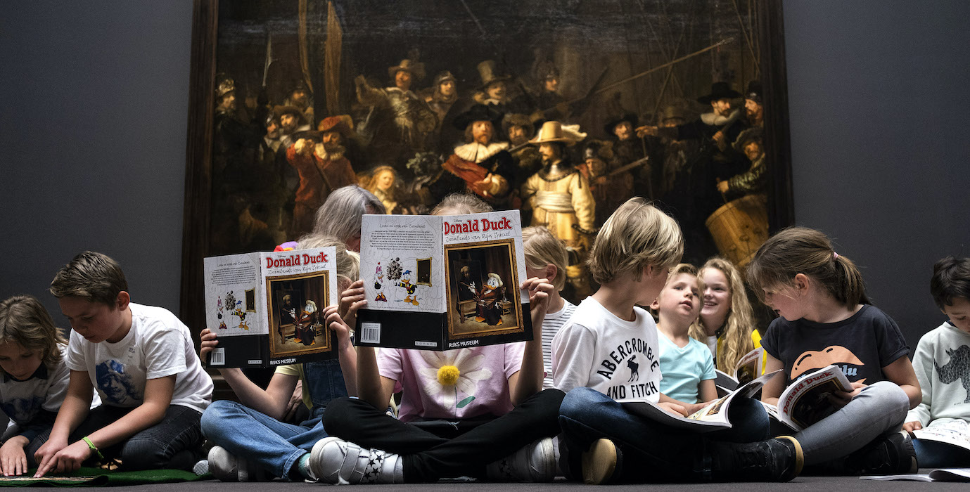 Children reading Donald Duck magazine at the museum. 