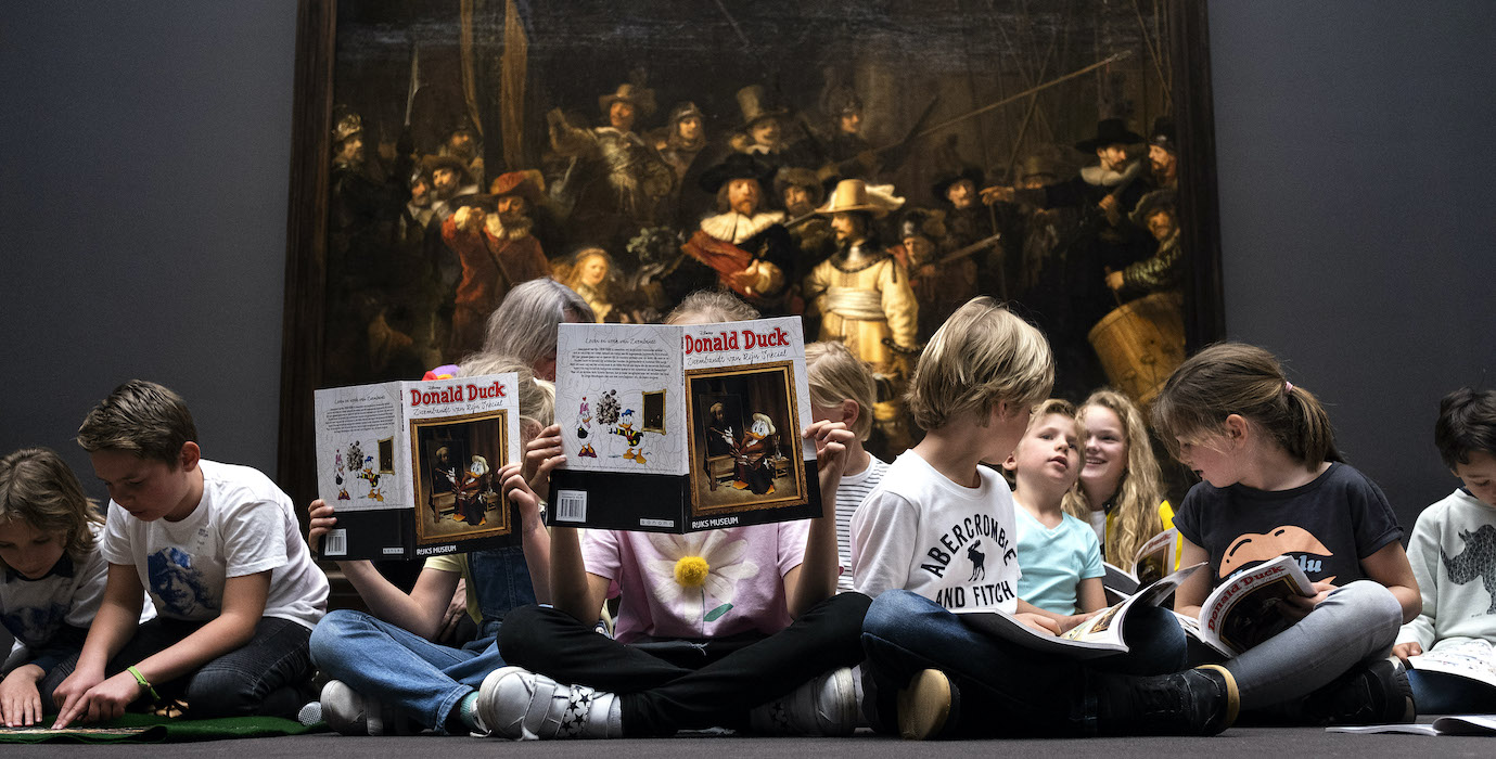 Children reading Donald Duck magazine at the museum. 